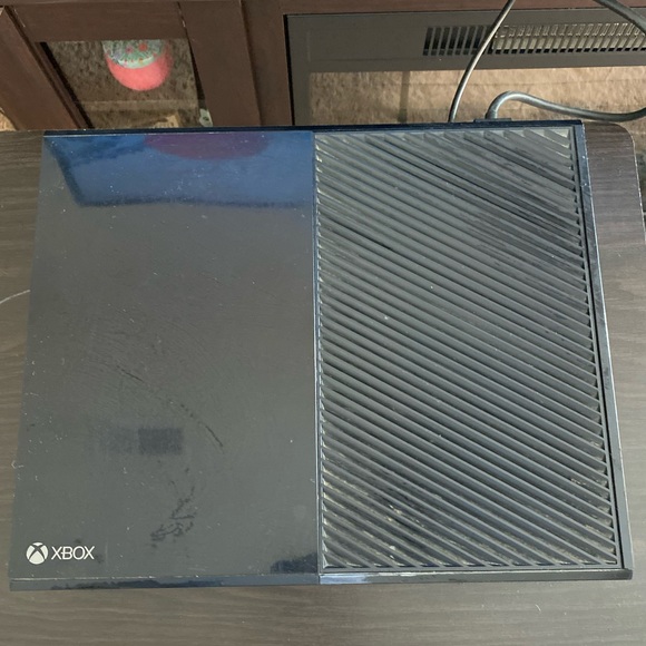 Xbox One 500GB 2 controllers, headset, recharge 🔋 - Picture 2 of 9